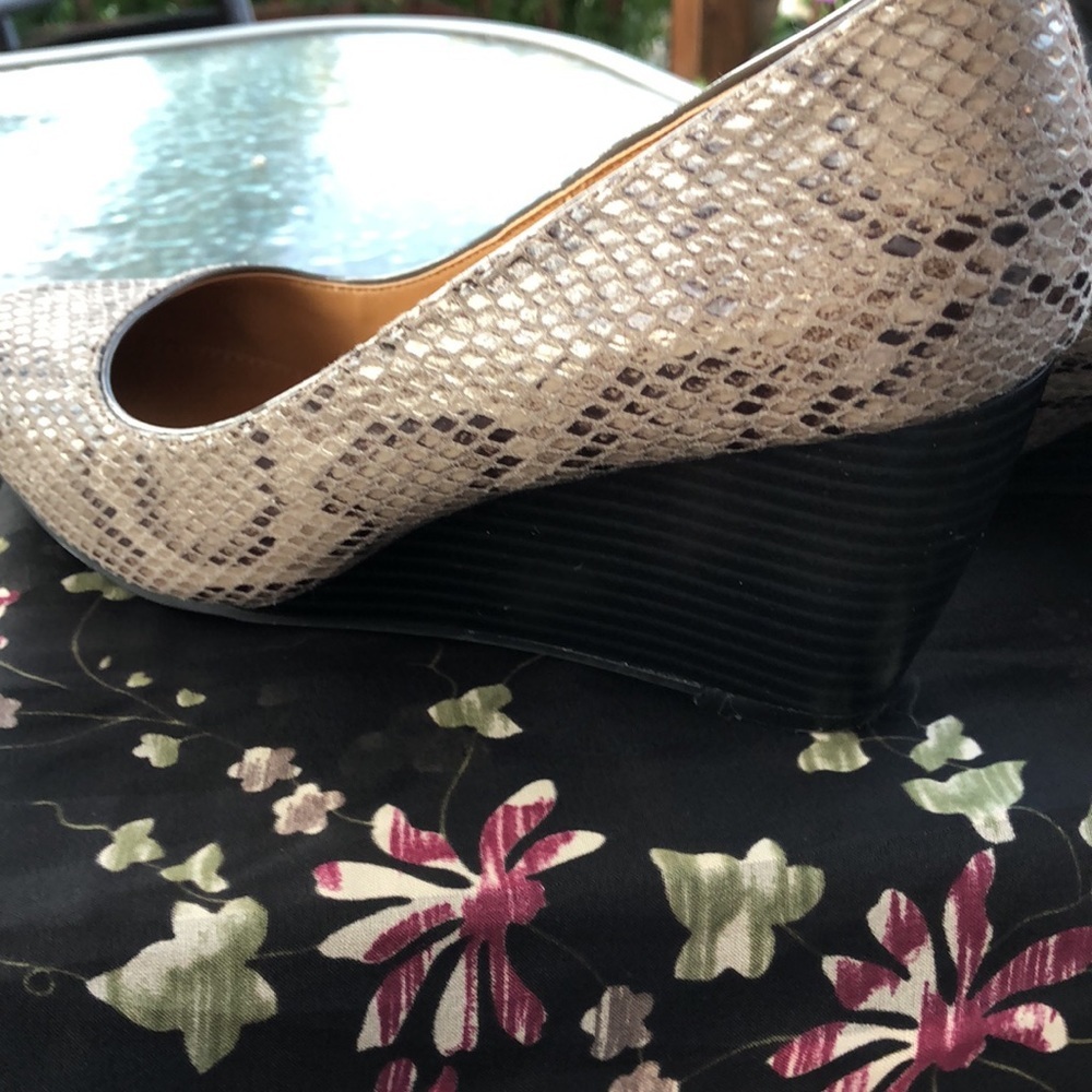 BASS Dorothy wedge heels. Size 9. Faux leather. Reptilian print, diamond cut.EUC - Picture 4 of 8